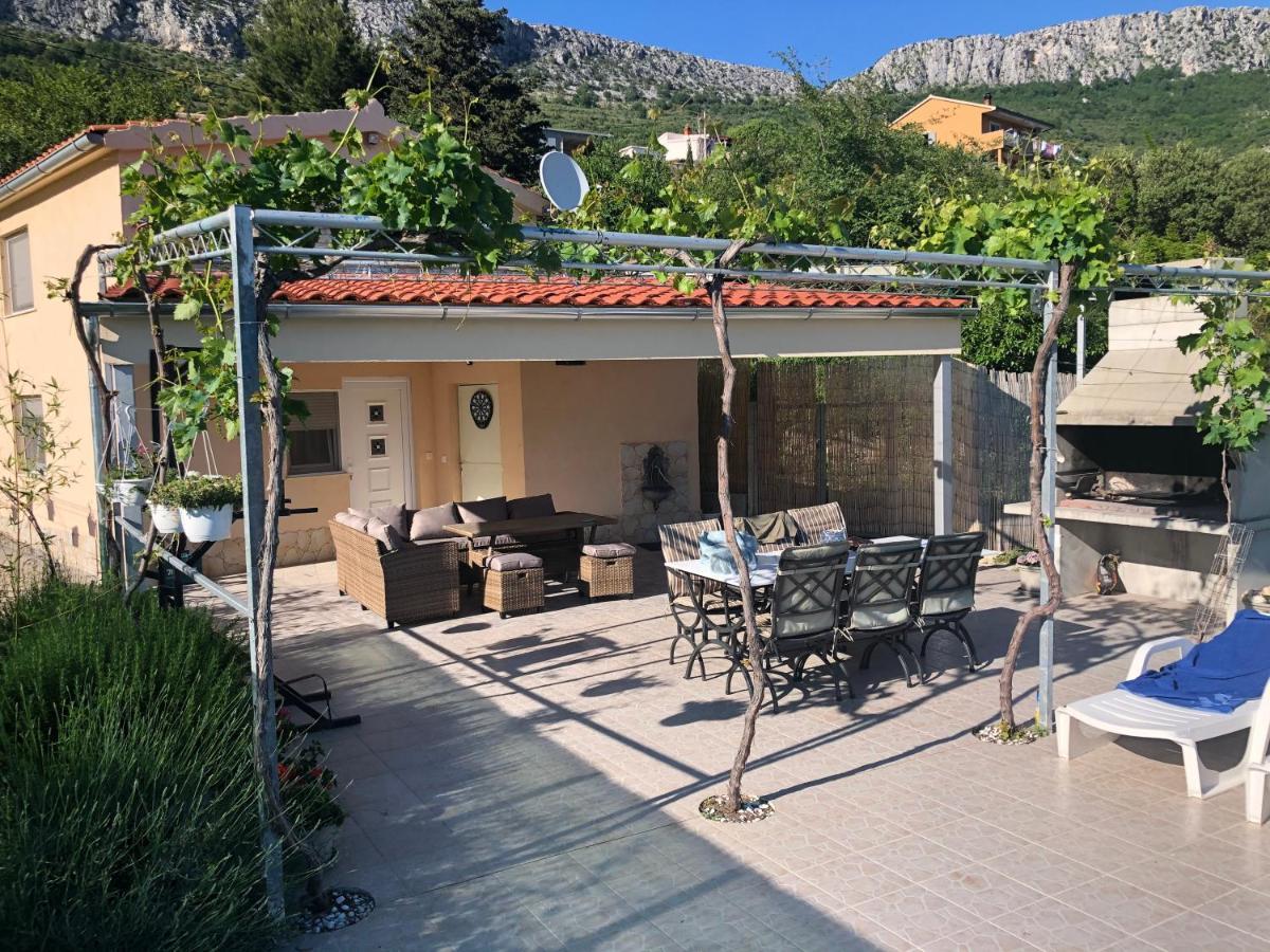Rupotina With A Large Yard, Pool And A Beautiful View Solin