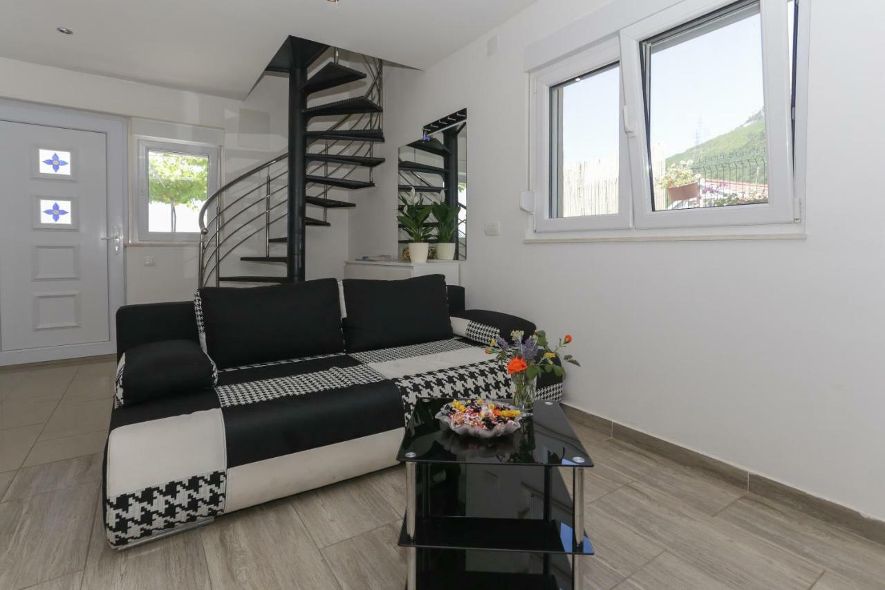 Rupotina With A Large Yard, Pool And A Beautiful View Vakantiehuis