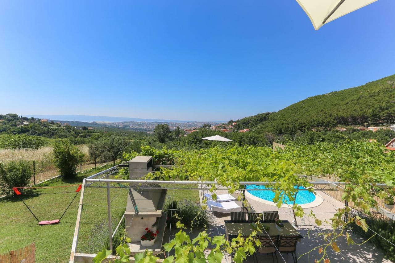 Rupotina With A Large Yard, Pool And A Beautiful View * Solin