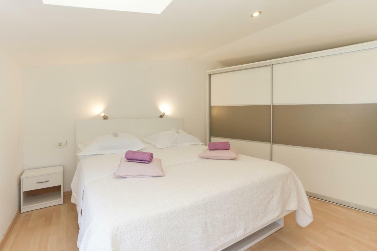 Rupotina With A Large Yard, Pool And A Beautiful View * Solin